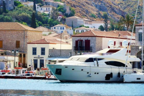 MyCrown Suite, Luxurious apartment with sea view located at the port of Hydra